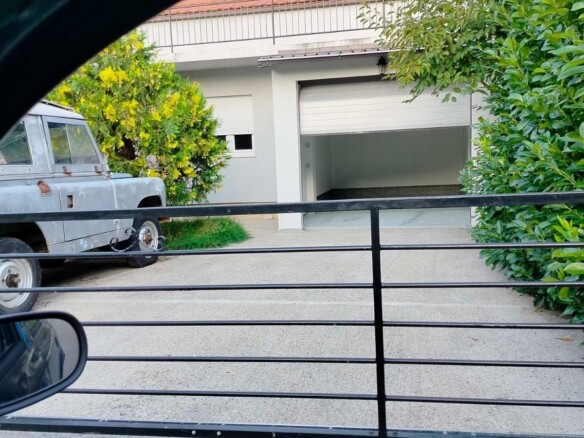 Kuća sa garažom i placem na Cetinju — fotografija 2