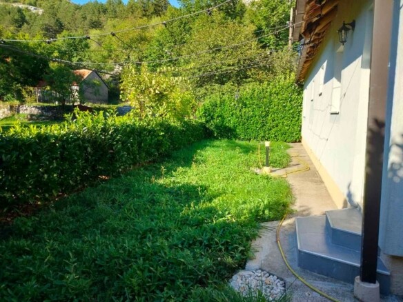 Kuća sa garažom i placem na Cetinju — fotografija 14
