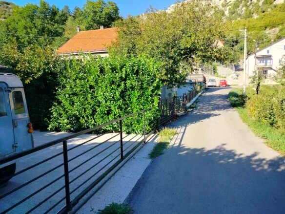 Kuća sa garažom i placem na Cetinju — fotografija 19