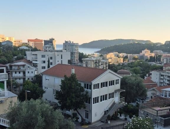 Trosoban stan sa garažom u Bečićima, Budva — fotografija 2