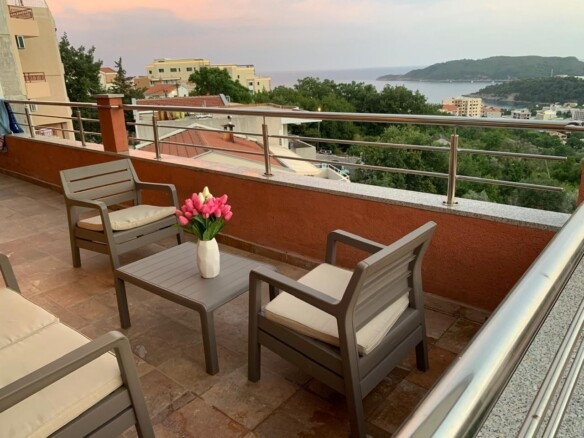 Dvosoban stan sa pogledom na more u Bečićima, Budva — fotografija 2