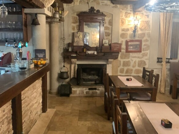 Konoba sa dvorištem u centru Risna, Kotor — fotografija 2