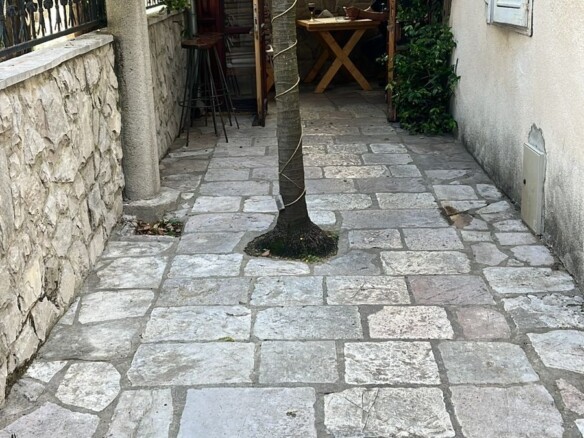 Konoba sa dvorištem u centru Risna, Kotor — fotografija 5