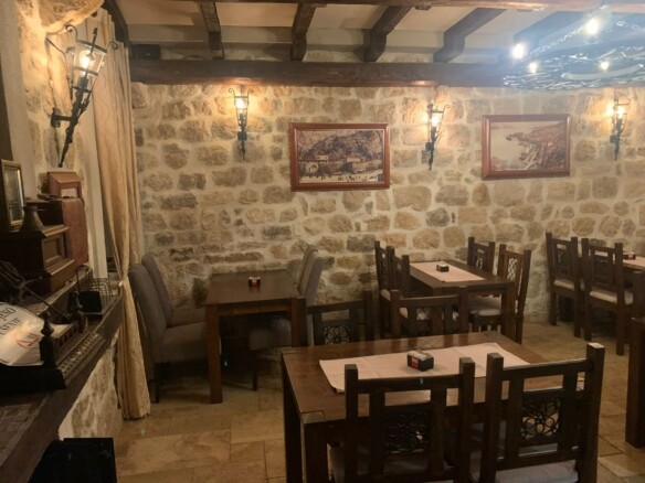 Konoba sa dvorištem u centru Risna, Kotor — fotografija 6