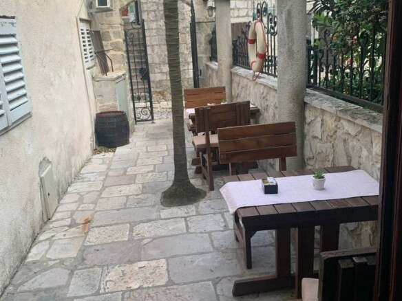 Konoba sa dvorištem u centru Risna, Kotor — fotografija 8
