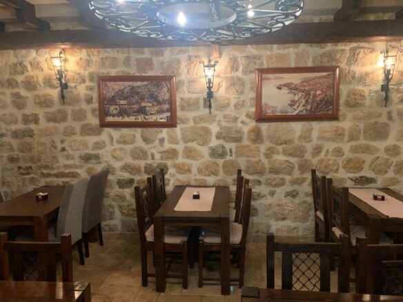 Konoba sa dvorištem u centru Risna, Kotor — fotografija 15