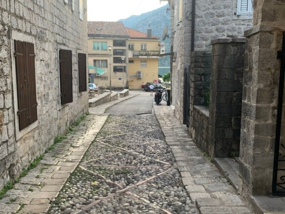 Konoba sa dvorištem u centru Risna, Kotor — fotografija 18