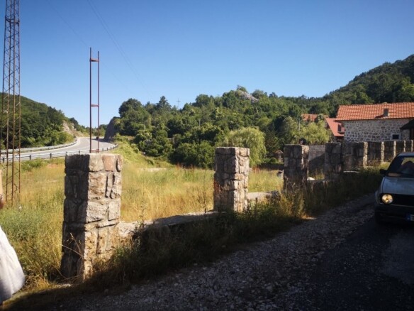 Plac u Obzovici, Cetinje, okružen bukovom i borovom šumom — fotografija 2