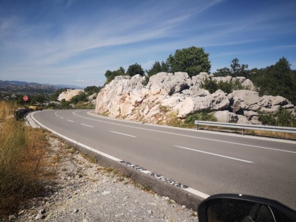 Plac u Obzovici, Cetinje, okružen bukovom i borovom šumom — fotografija 17