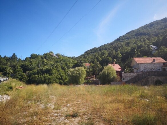 Plac u Obzovici, Cetinje, okružen bukovom i borovom šumom — fotografija 18
