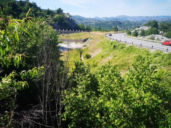 Plac u Obzovici, Cetinje, okružen bukovom i borovom šumom — fotografija 19