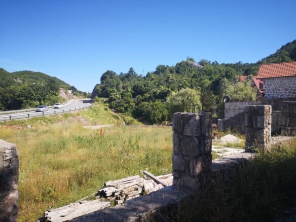Plac u Obzovici, Cetinje, okružen bukovom i borovom šumom — fotografija 20