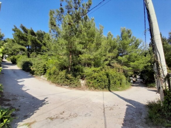 Plac sa započetim objektom i pogledom na more, Bar — fotografija 4