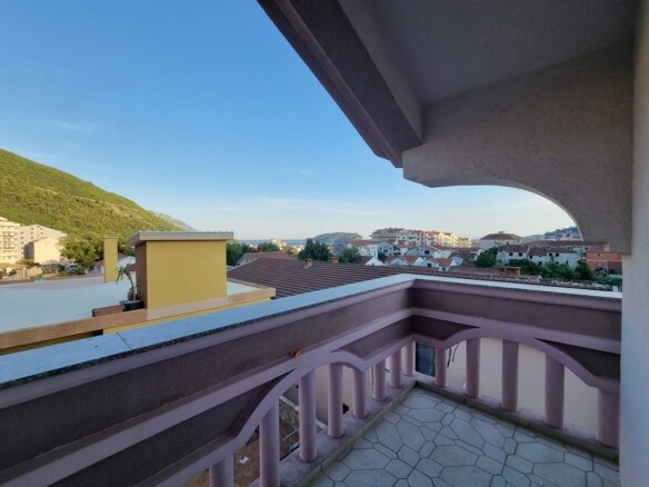 Kuća sa apartmanima u naselju Maine, Budva — fotografija 2