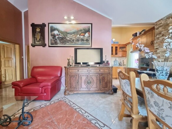 Kuća sa apartmanima u naselju Maine, Budva — fotografija 5