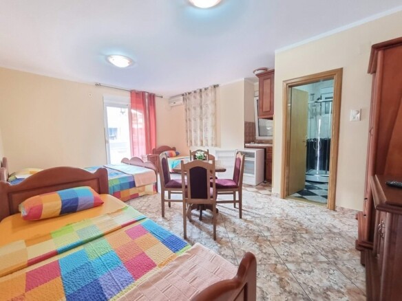 Kuća sa apartmanima u naselju Maine, Budva — fotografija 9