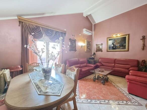 Kuća sa apartmanima u naselju Maine, Budva — fotografija 10