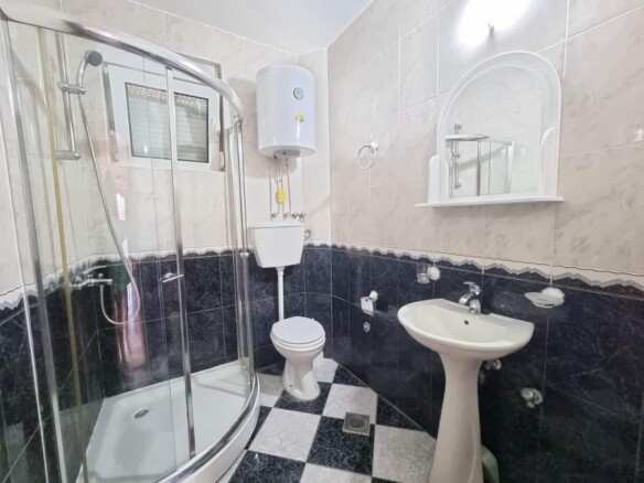 Kuća sa apartmanima u naselju Maine, Budva — fotografija 11