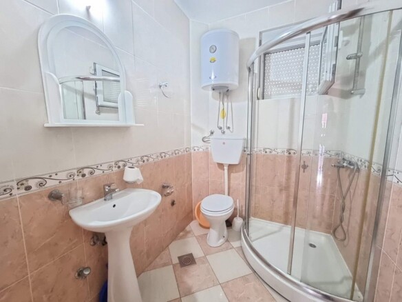 Kuća sa apartmanima u naselju Maine, Budva — fotografija 13