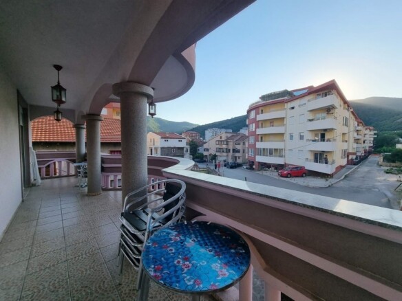 Kuća sa apartmanima u naselju Maine, Budva — fotografija 14