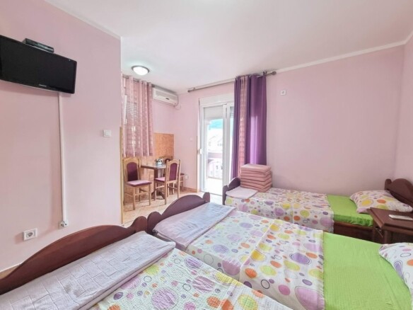Kuća sa apartmanima u naselju Maine, Budva — fotografija 15