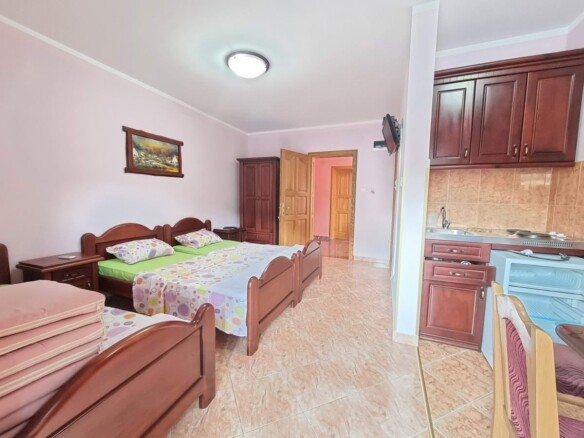 Kuća sa apartmanima u naselju Maine, Budva — fotografija 16