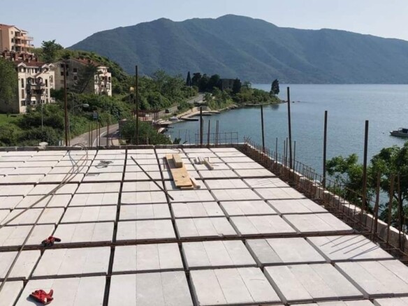 Plac sa starom palatom uz more u Risanu, Kotor — fotografija 5