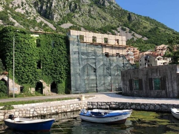 Plac sa starom palatom uz more u Risanu, Kotor — fotografija 6