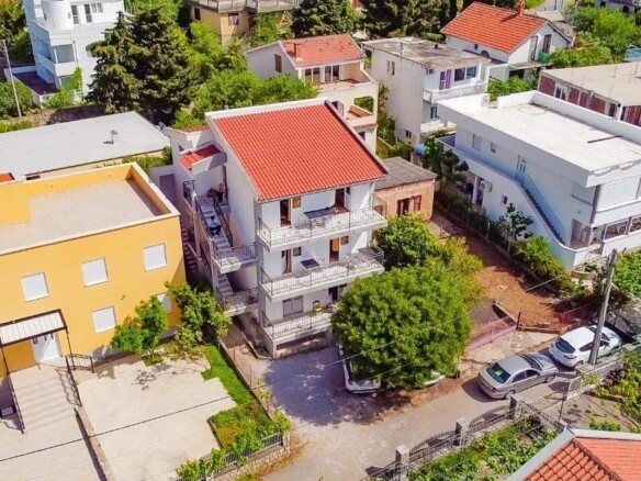 Trosprata kuća sa pogledom na more, Dobra Voda, Bar — fotografija 2