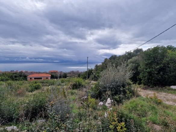 Urbanizovan plac s pogledom na more u Krimovici, Kotor — fotografija 6