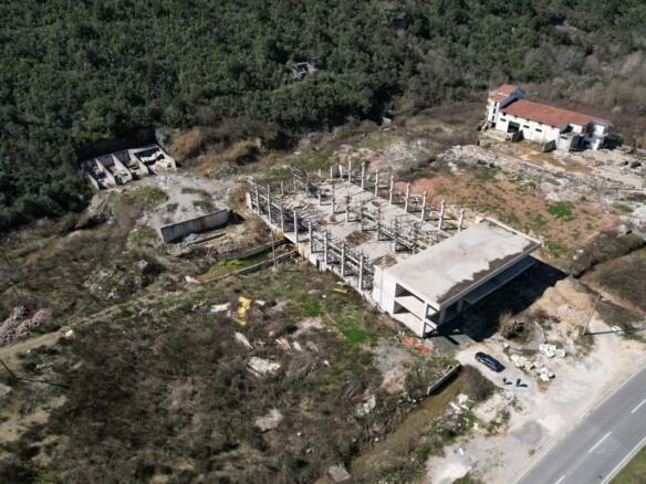 Urbanizovan plac sa objektom u Kubasima, Kotor — fotografija 2