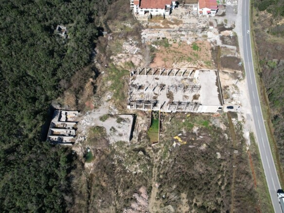 Urbanizovan plac sa objektom u Kubasima, Kotor — fotografija 3