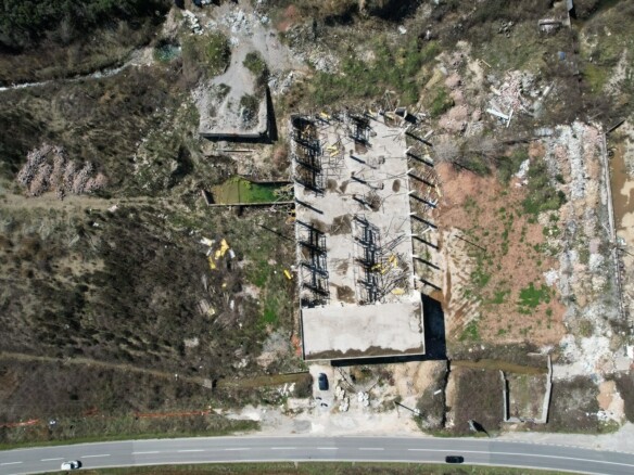 Urbanizovan plac sa objektom u Kubasima, Kotor — fotografija 7