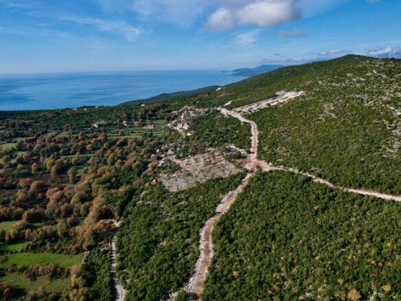 Urbanizovan plac u naselju Zagora, Kotor — fotografija 7