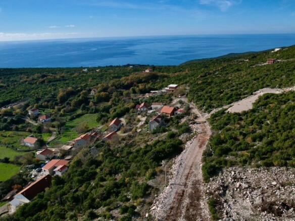Urbanizovan plac u naselju Zagora, Kotor — fotografija 11