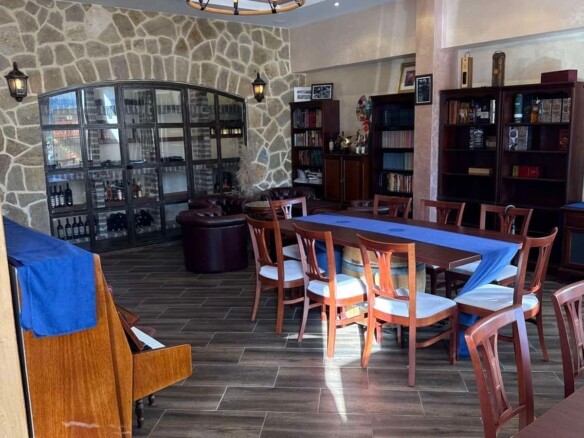 Opremljen restoran u Rijeci Crnojevića, Cetinje — fotografija 2