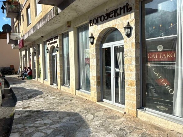 Opremljen restoran u Rijeci Crnojevića, Cetinje — fotografija 10