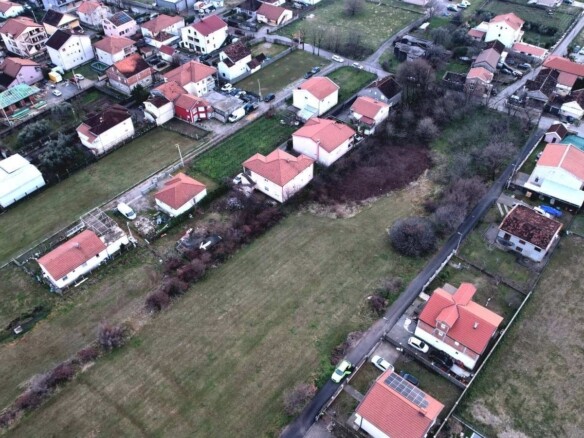 Urbanizovani plac u Zlatici, Podgorica — fotografija 9