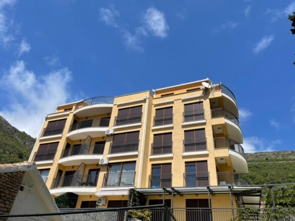 trosoban stan Petrovac pogled na more