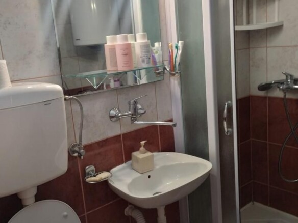Dvosoban stan sa pogledom na more u Krašićima, Tivat — fotografija 9