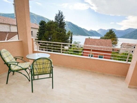 Hotel sa restoranom i pogledom na more, Dobrota, Kotor — fotografija 2