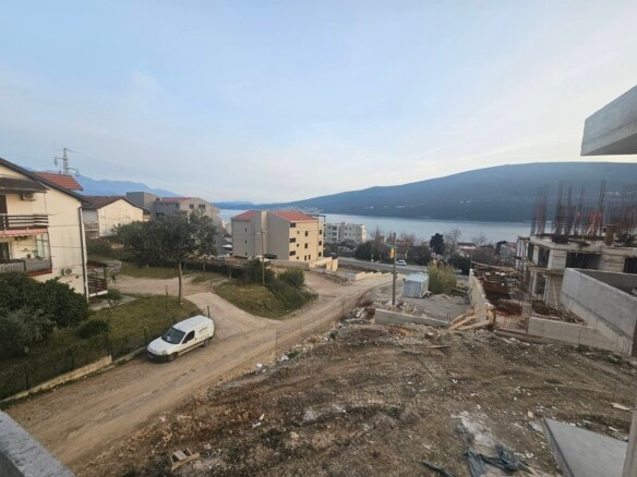 Dvosoban stan sa pogledom na more, Đenovići, Herceg Novi — fotografija 8