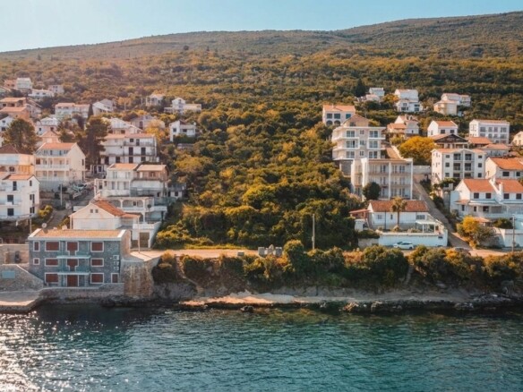 Krašići – pogled na obalu || Građevinsko zemljište uz magistralni put
