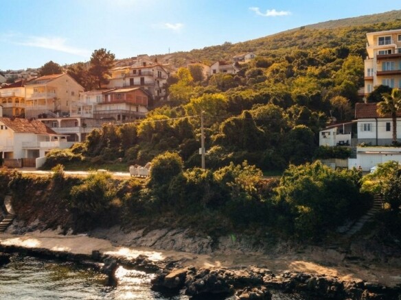 Krašići (Tivat) || Dio parcele od 293 m² koji izlazi direktno na more