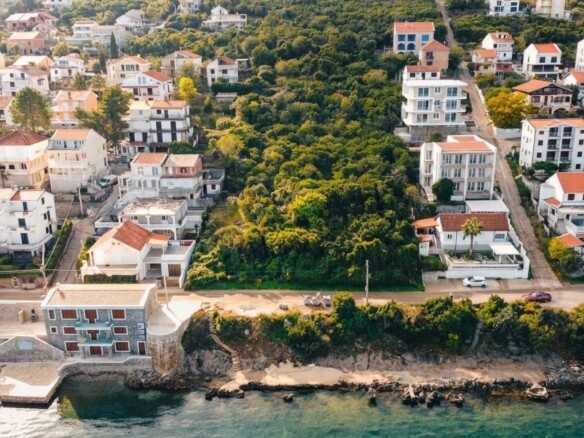 Krašići || Pogled na more i Bokokotorski zaliv sa placa u Krašićima || Konfiguracija terena investicionog placa na Luštici || Priobalna zona Krašića s planiranom marinom za jahte || Širi prikaz lokacije placa u Krašićima