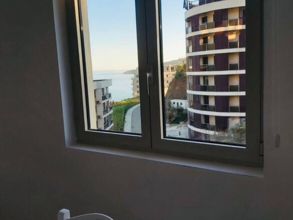 Dvosoban stan sa pogledom na more u Bečićima, Budva — fotografija 9