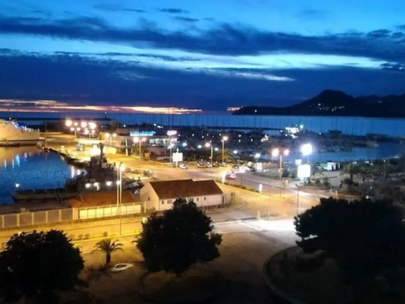 Trosoban stan na prvoj liniji u centru Bara