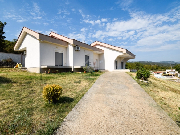 Porodična kuća 250 m² na imanju 18.000 m²