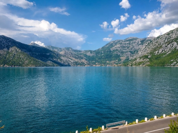 Kamena kuća na prvoj liniji do mora, Kostanjica, Kotor — fotografija 2