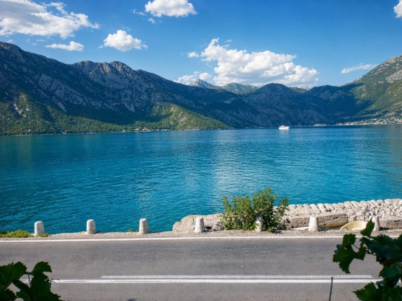 Kamena kuća na prvoj liniji do mora, Kostanjica, Kotor — fotografija 4